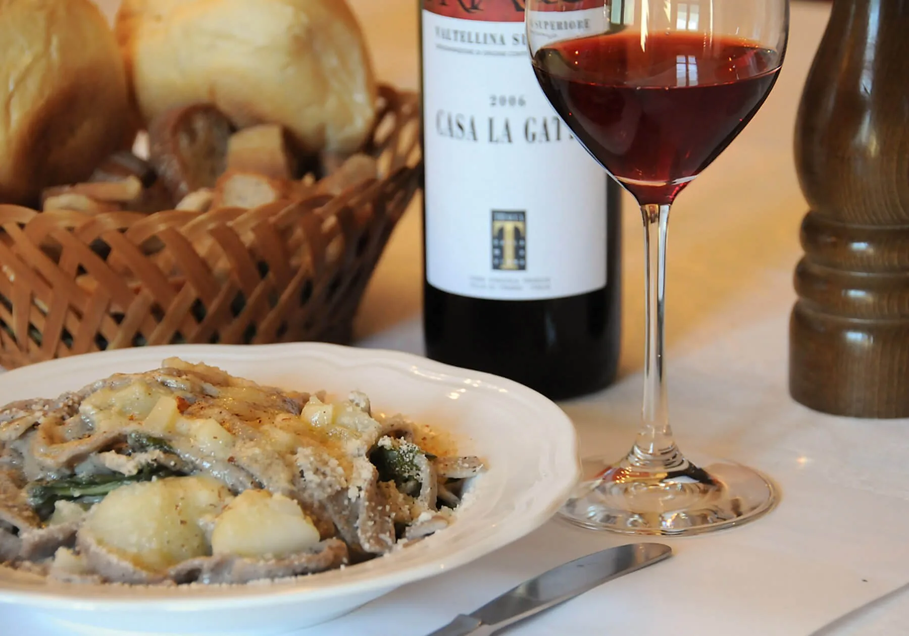 Pizzoccheri begleitet vom Rotwein La Gatta