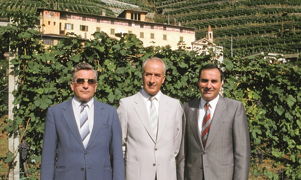 La famiglia Triacca presso la tenuta in Valtellina